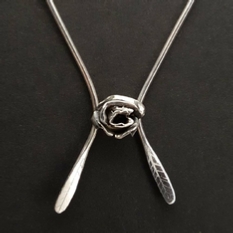 ST1010 Silver Rose necklace.