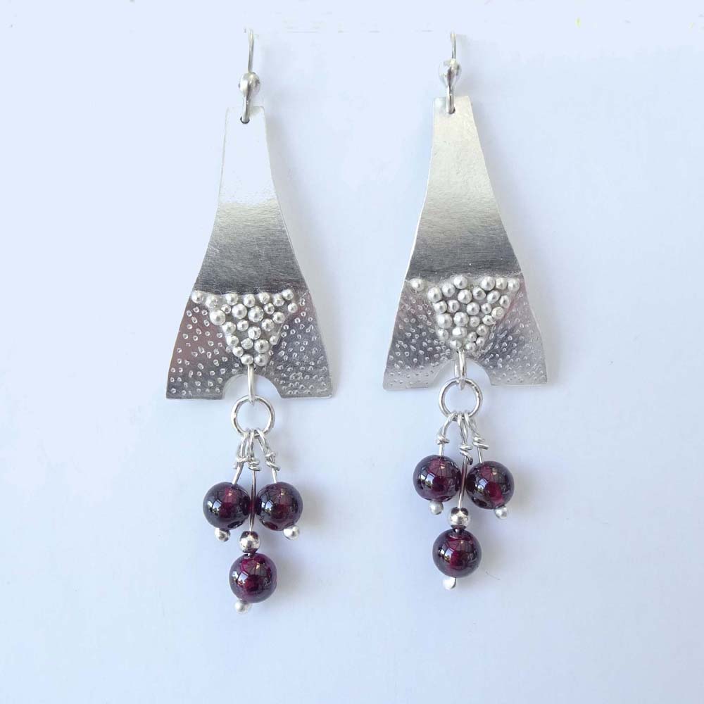 ST1256 Argentium earrings with Garnets