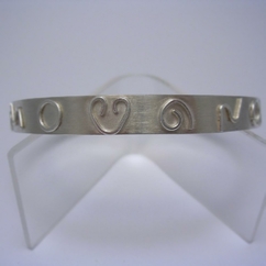 ST421 Silver bangle with raised wire decoration