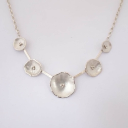 ST772 5 silver flower necklace.