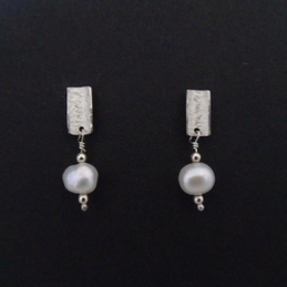 ST804 vertical silver earrings with pearls.